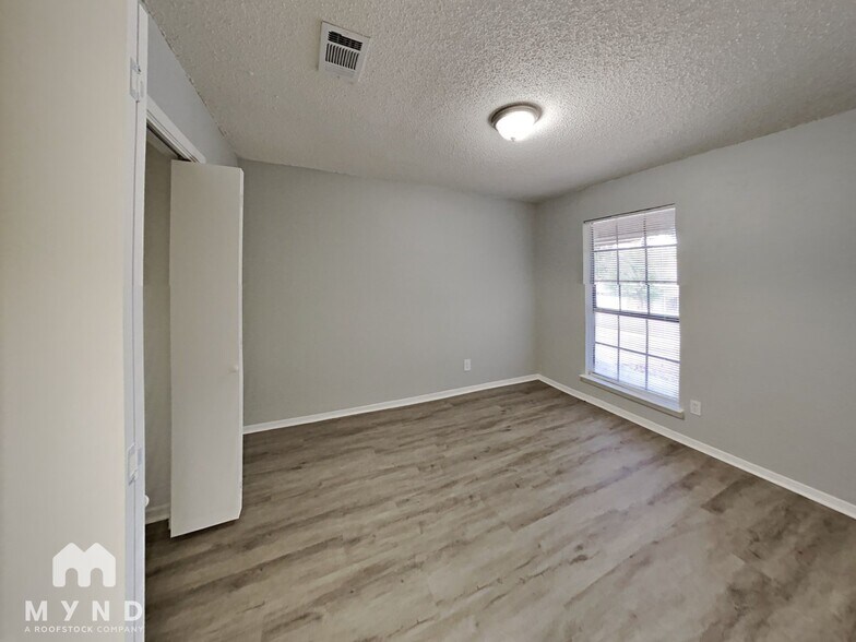 Building Photo - 717 Timberoaks Dr