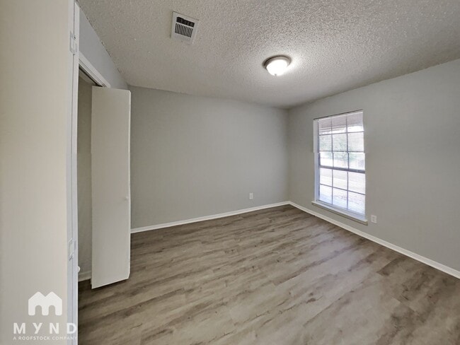 Building Photo - 717 Timberoaks Dr