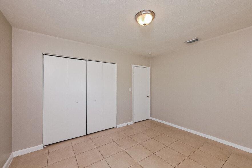 Building Photo - 1107 NW 15th Ct