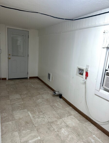 Building Photo - 2327 Sulphur Hollow Rd