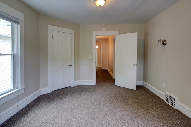 Building Photo - SL AAC1228