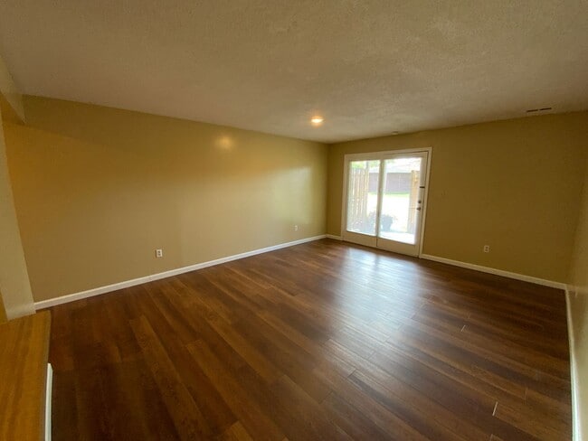 Building Photo - 3 Bedroom 1 Bathroom Apartment