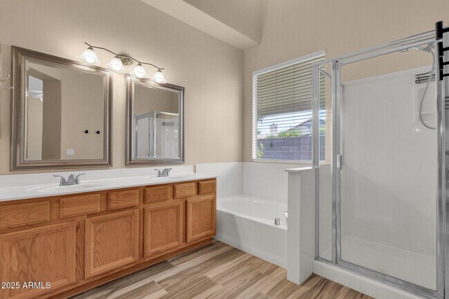 Building Photo - 3261 W Ross Dr