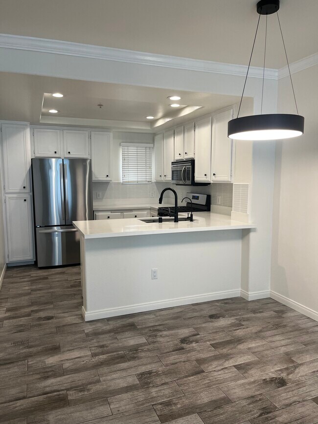 Building Photo - 5260 Premiere Hls Dr