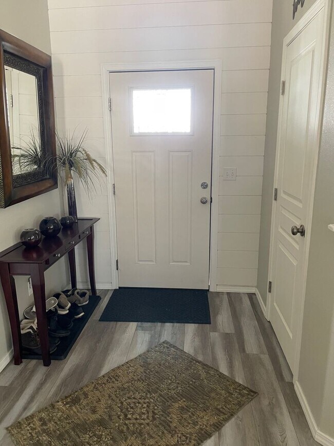 Building Photo - Pet Friendly Home in Desirable Neighborhood!