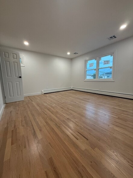 Building Photo - 6 Oak Ln