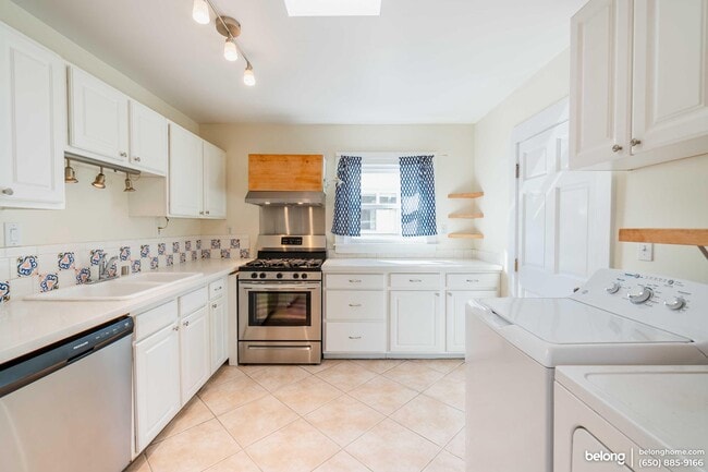 Building Photo - 2400 Bonar St