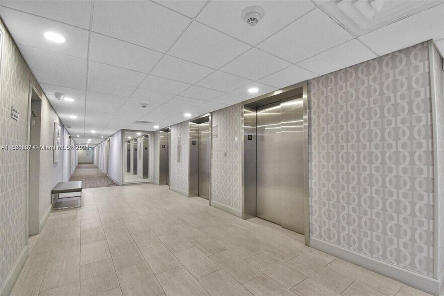 Building Photo - 300 Bayview Dr