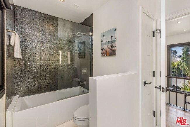 Building Photo - 1805 Coldwater Canyon Dr