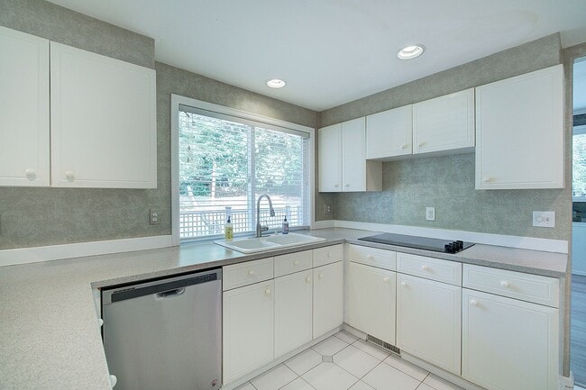 Building Photo - 4Bd/2.5Ba Sammamish Home