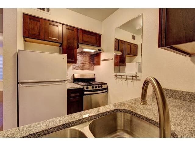 Building Photo - cute 1-1 3rd floor, UT bus across the street nice balcony