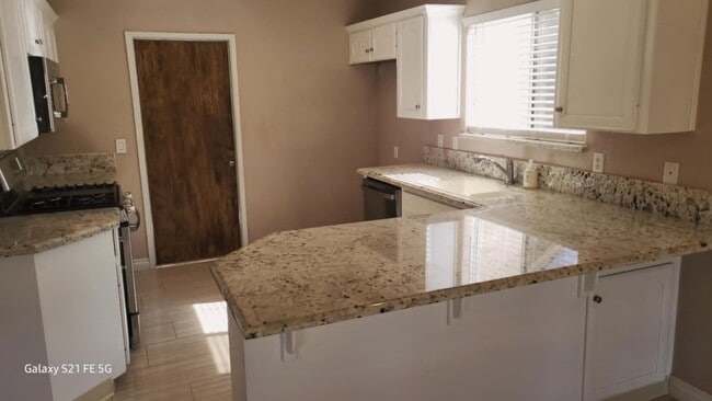 Building Photo - Immaculate 3 Bedroom 2 Bath House locate w...