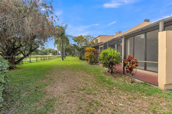 Building Photo - 1341 E Golfview Dr