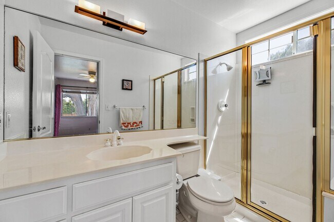 Building Photo - *COMING SOON!* 4 bed/3 bath lake house wit...