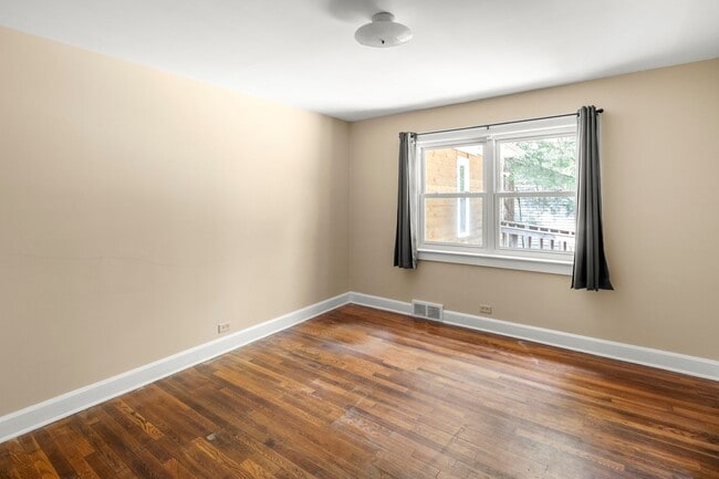 Building Photo - Royal Pines Cottage