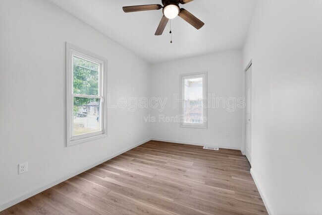 Building Photo - 407 Simpson Ave
