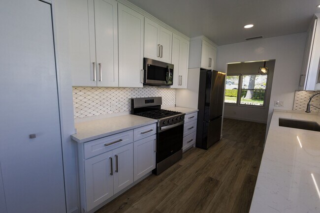 Building Photo - Freshly Renovated 3BR/2BA Pool Home – La C...