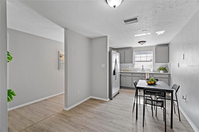 Building Photo - 4220 E Powhatan Ave