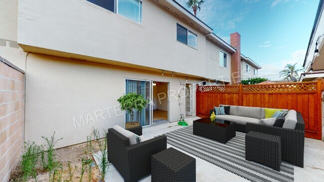 Building Photo - Large 3 Bedroom Townhome!