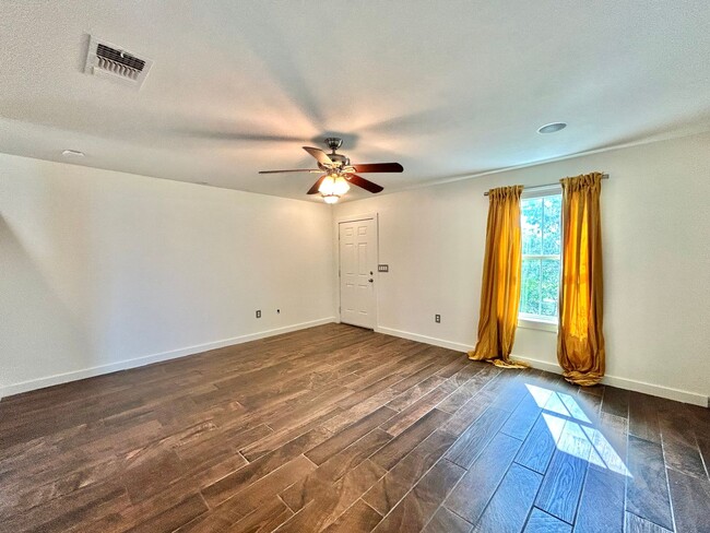 Building Photo - Gorgeous 3 Bed 2.5 Bath Single Family Home