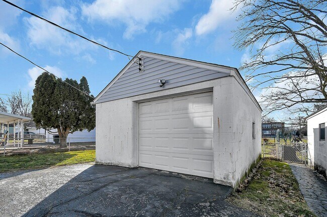 Building Photo - 91 W Kanawha Ave