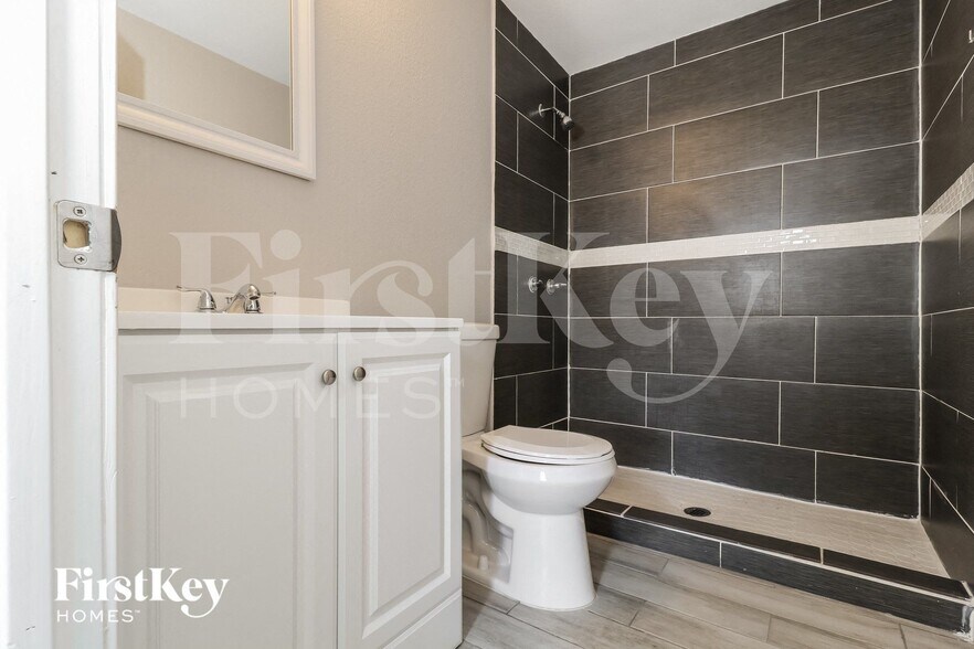 Building Photo - 2735 W Royal Palm Rd