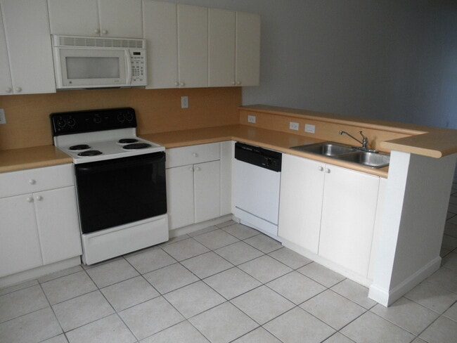 Building Photo - Shoma Townhomes