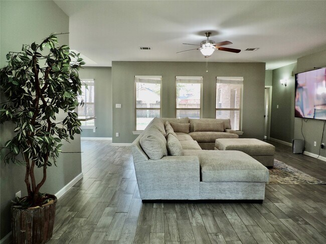 Building Photo - 2730 N Colosseum Ct