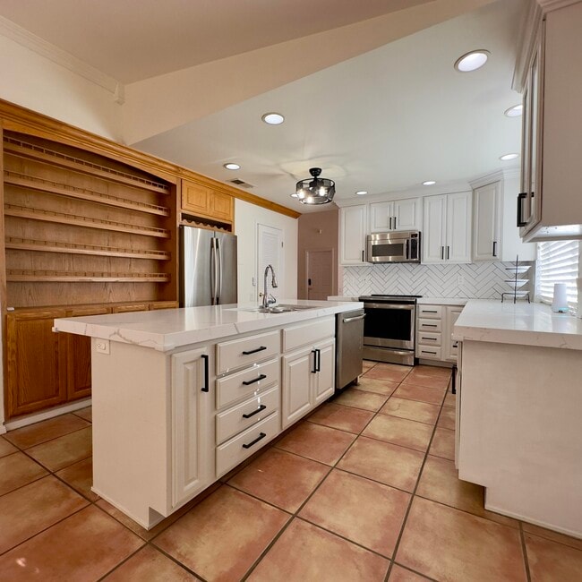 Building Photo - 40064 Silktree Ct