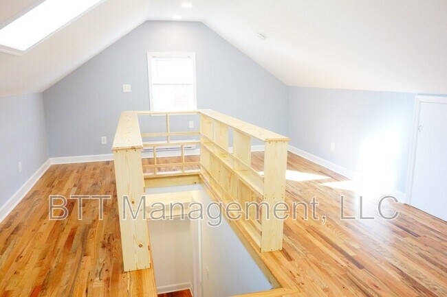 Building Photo - 907 Hudson Ave