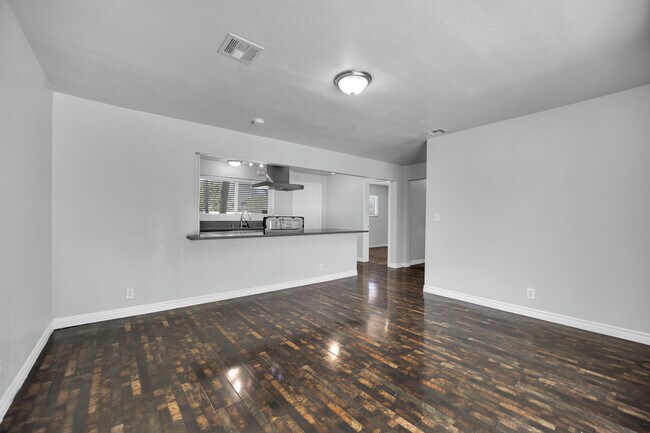 Building Photo - 2221 Santa Clara Dr