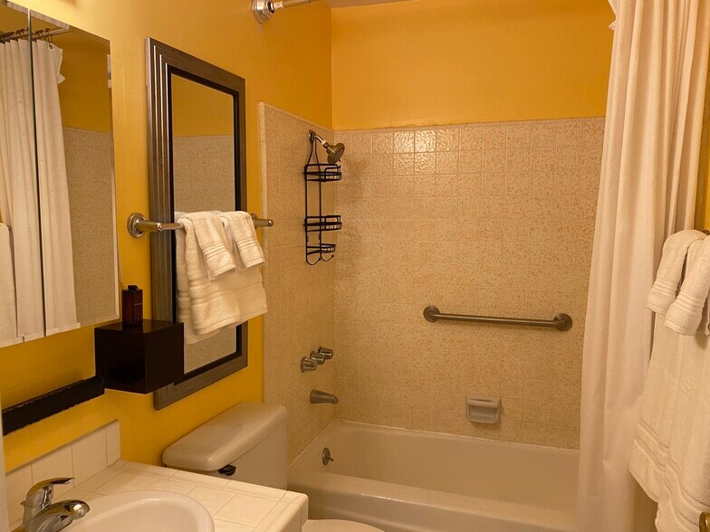 Bathroom - 1538 Berkeley St