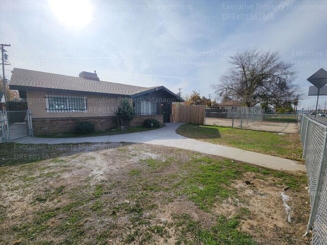 Building Photo - 2 bedroom 1 bathroom home. MOVE IN SPECIAL...