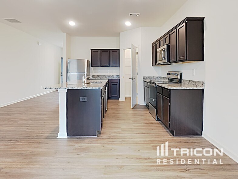 Building Photo - 2137 Hudson Dr