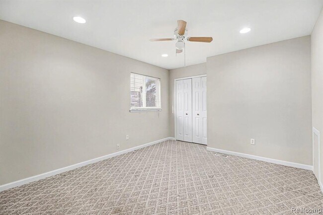 Building Photo - 39024 Faith Dr