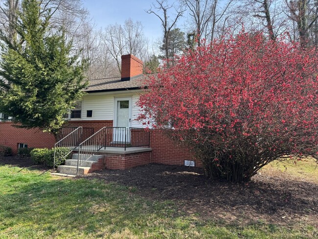 Building Photo - East AVL Spacious Apartment Ready for Occupancy!