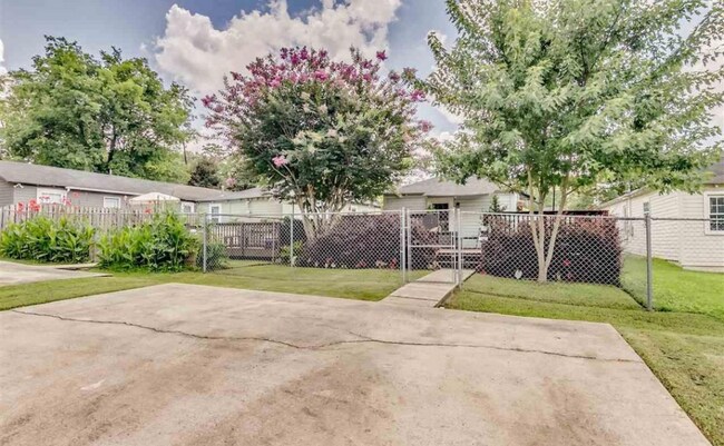 Building Photo - 605 48th St S