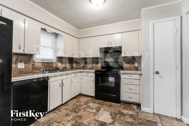Building Photo - 1805 SW Speas Dr