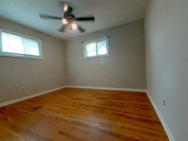 Building Photo - 707 S McCrary St