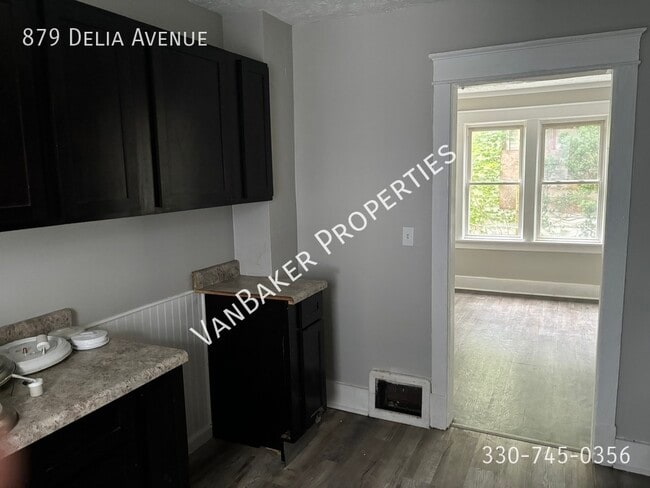Building Photo - 879 Delia Ave