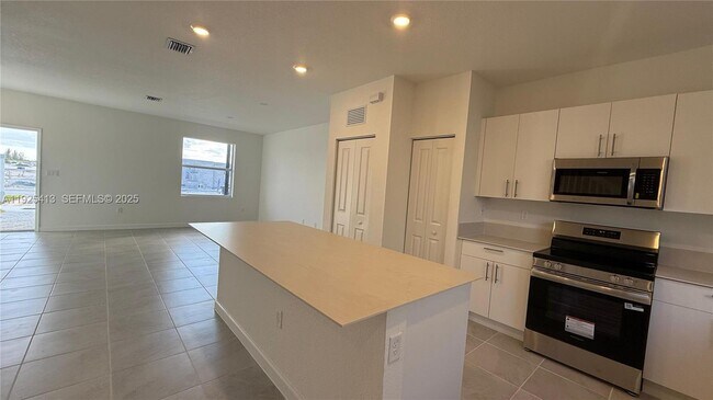 Building Photo - 1096 SE 2nd St