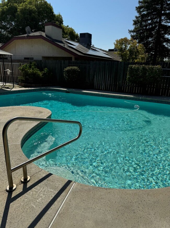 Building Photo - 3 bedroom 2 bath home in The Oaks