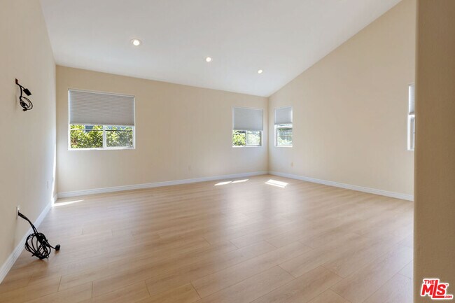Building Photo - 2020 Penmar Ave