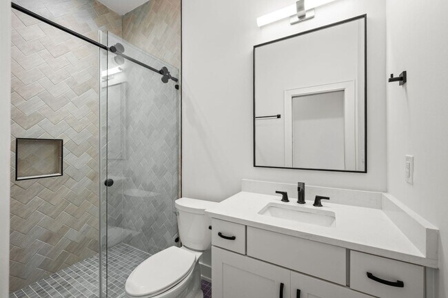 Building Photo - Stunning 3BE/3.5BA brownstone in the heart of historic Germantown!