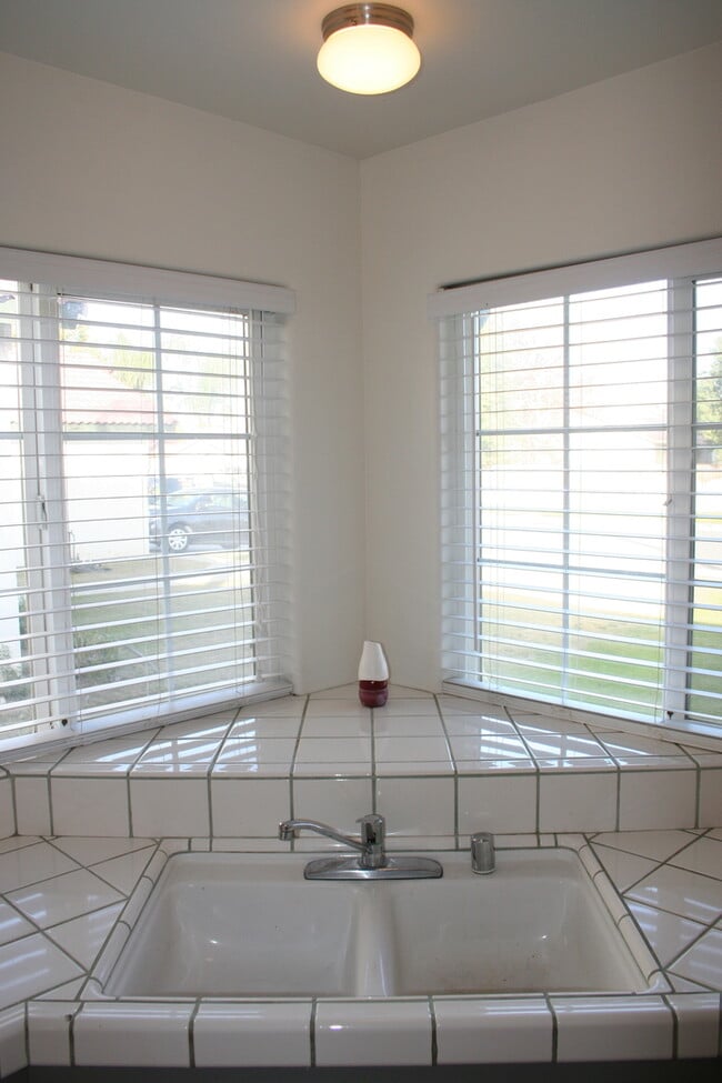 Building Photo - 703 Markham Way