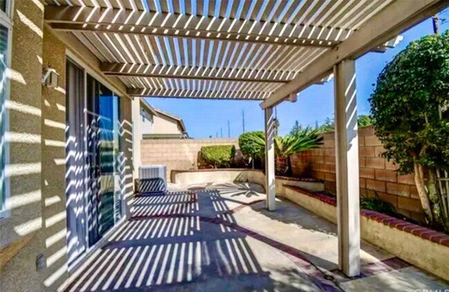 Building Photo - Spacious 4-Bedroom/2.5-Bath Home with Char...