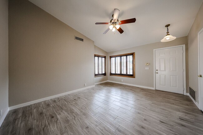 Building Photo - Welcome to this Charming 3 BEDROOM , 2 BAT...