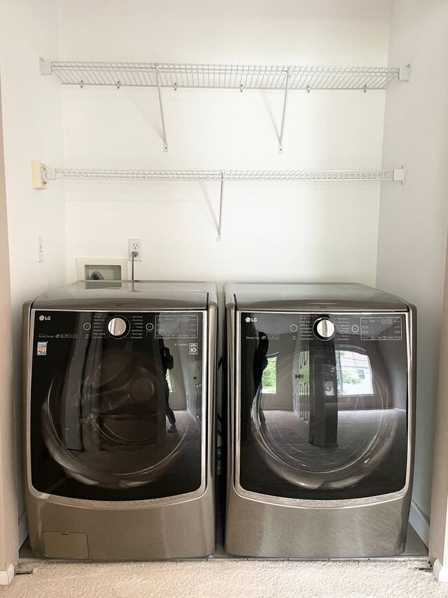Building Photo - Spacious 2 Bed 2.5 Bath Townhome Style Con...
