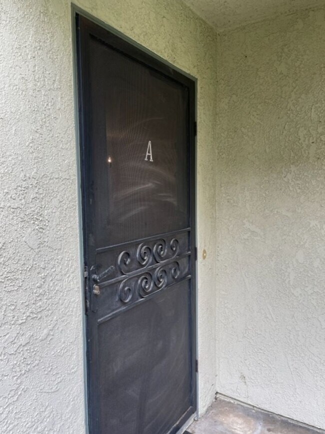 Building Photo - Large 2 Bedroom, 2 Bath Condo with 2 Parki...