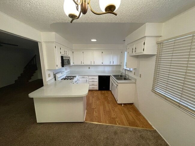 Building Photo - Two story 4 bedroom 2 bath home, Magalia